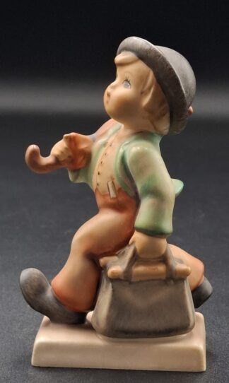LOT 117 (3293521/43) Est R200 to R400 - A West German W. Goebel M.I. Hummel porcelain figurine, The Merry Wanderer (Miniature version)