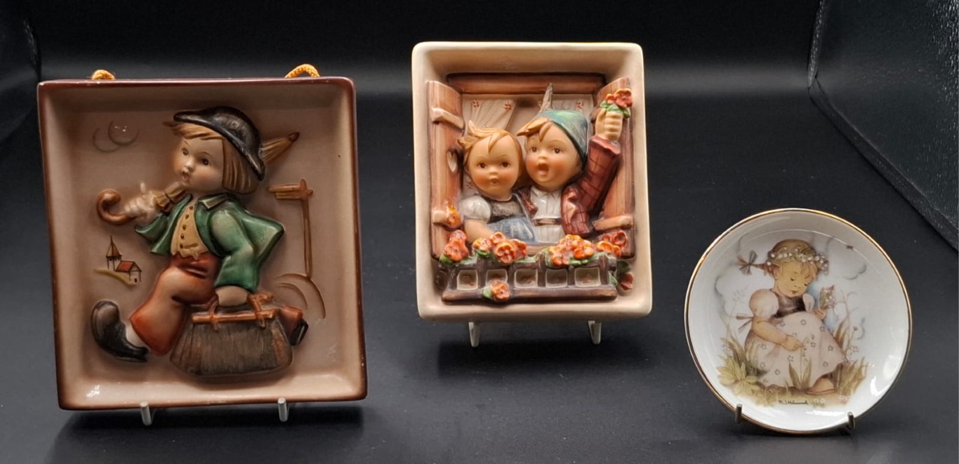 LOT 126 (3293533/43) Est R500 to R1500 – A Post-war West German W. Goebel M.I. Hummel glazed earthenware wall hanging plaque, The Merry Wanderer (der fröchliche Wanderer)