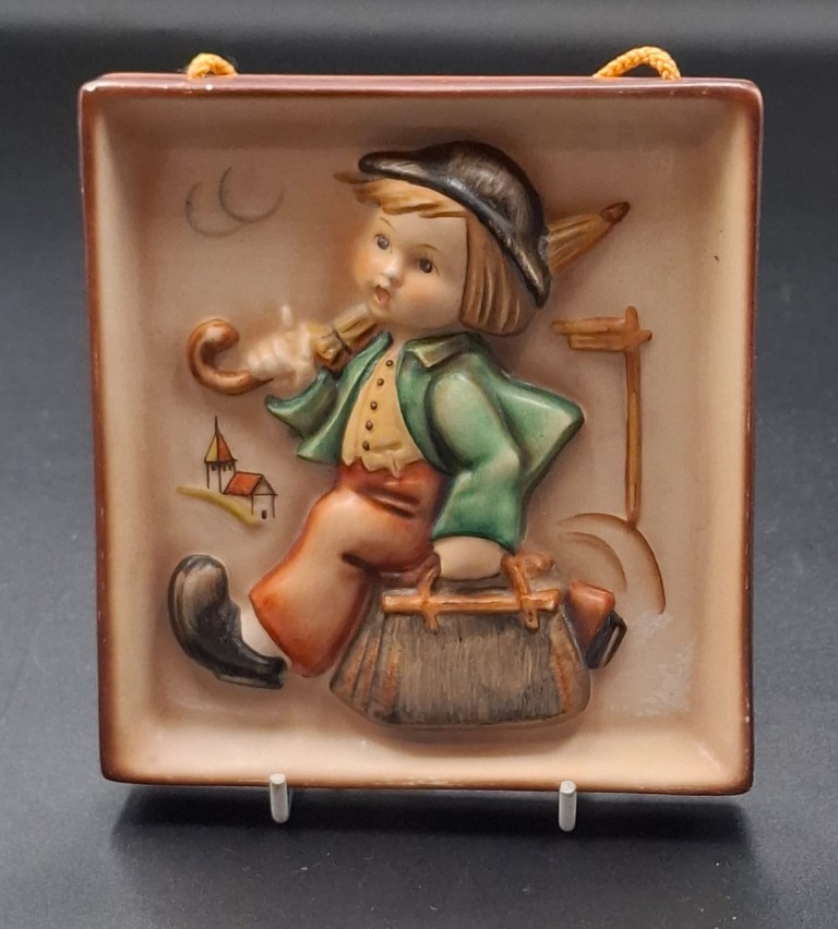 LOT 126 (3293533/43) Est R500 to R1500 – A Post-war West German W. Goebel M.I. Hummel glazed earthenware wall hanging plaque, The Merry Wanderer (der fröchliche Wanderer) - Image 2