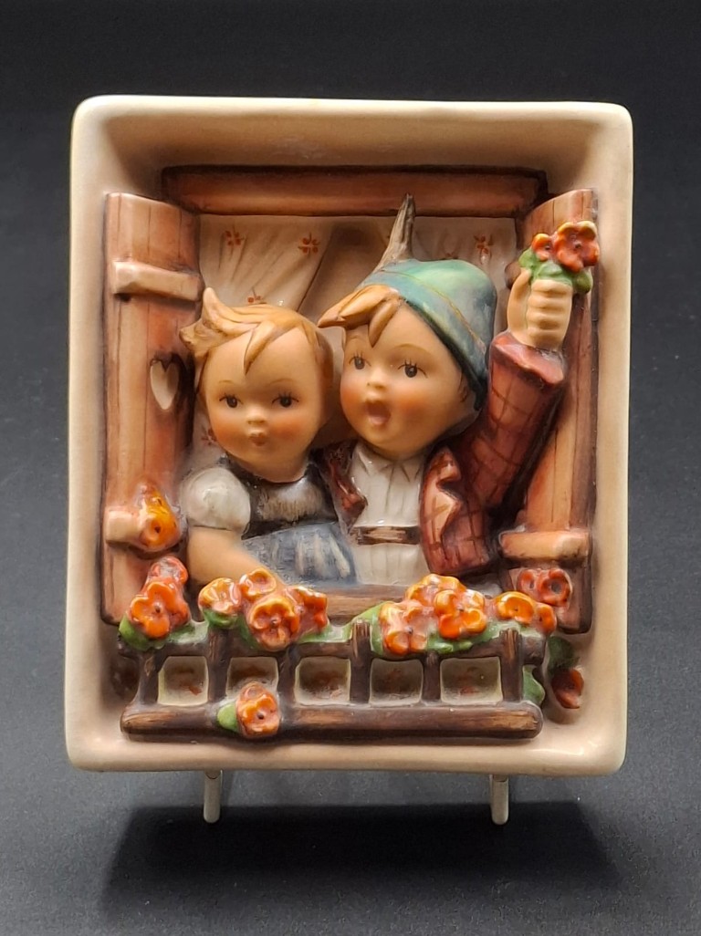 LOT 126 (3293533/43) Est R500 to R1500 – A Post-war West German W. Goebel M.I. Hummel glazed earthenware wall hanging plaque, The Merry Wanderer (der fröchliche Wanderer) - Image 4