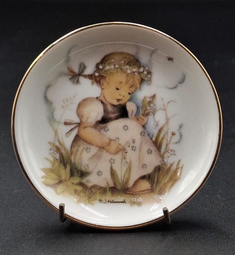 LOT 126 (3293533/43) Est R500 to R1500 – A Post-war West German W. Goebel M.I. Hummel glazed earthenware wall hanging plaque, The Merry Wanderer (der fröchliche Wanderer) - Image 6
