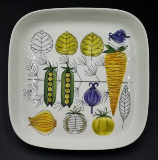 LOT 151 (33032) Est R400 to R800 - A Mid 20th Century Finnish Arabia Vegeta pattern hand-painted Glazed Ceramic Serving Plate