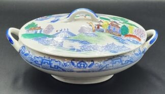 LOT 153 (3301650) Est R500 to R1500 - A Late 19th - Early 20th Century Continental Famille Verte-style Willow pattern Vegetable Tureen and Cover