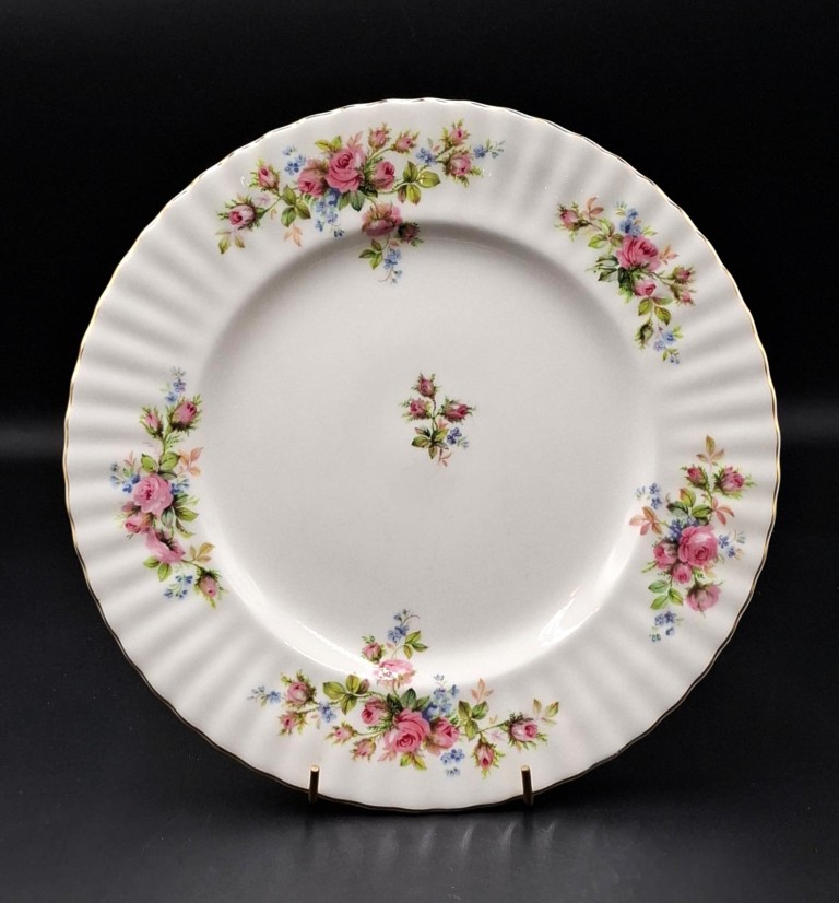 LOT 149 (32949) Est R5000 to R15000 – An Extensive Royal Albert Bone China Moss Rose pattern Dinner and Part Tea Service for Ten - Image 2