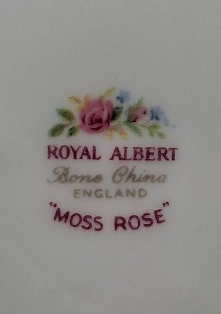 LOT 149 (32949) Est R5000 to R15000 – An Extensive Royal Albert Bone China Moss Rose pattern Dinner and Part Tea Service for Ten - Image 3