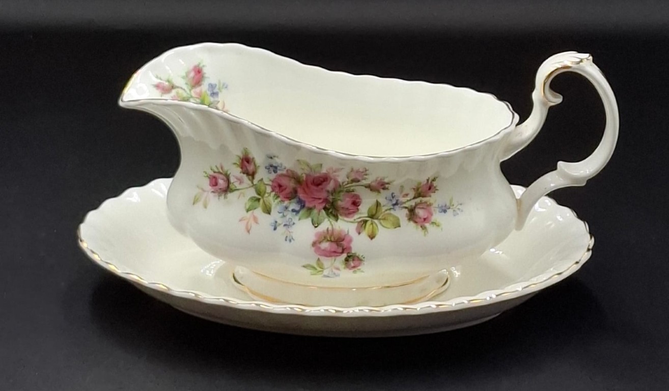 LOT 149 (32949) Est R5000 to R15000 – An Extensive Royal Albert Bone China Moss Rose pattern Dinner and Part Tea Service for Ten - Image 4