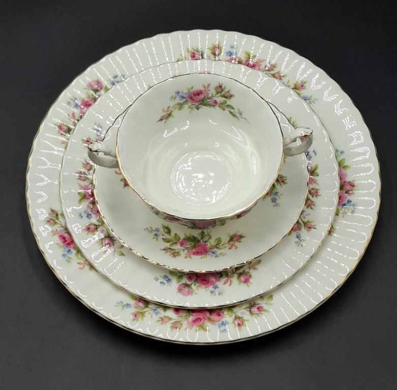 LOT 149 (32949) Est R5000 to R15000 – An Extensive Royal Albert Bone China Moss Rose pattern Dinner and Part Tea Service for Ten - Image 5