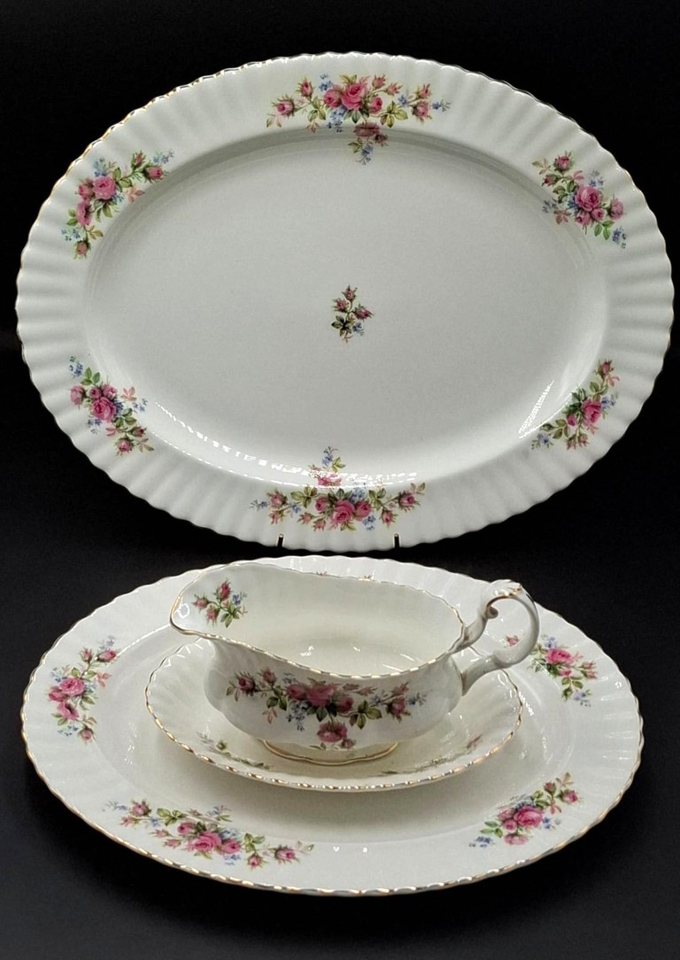 LOT 149 (32949) Est R5000 to R15000 – An Extensive Royal Albert Bone China Moss Rose pattern Dinner and Part Tea Service for Ten - Image 6