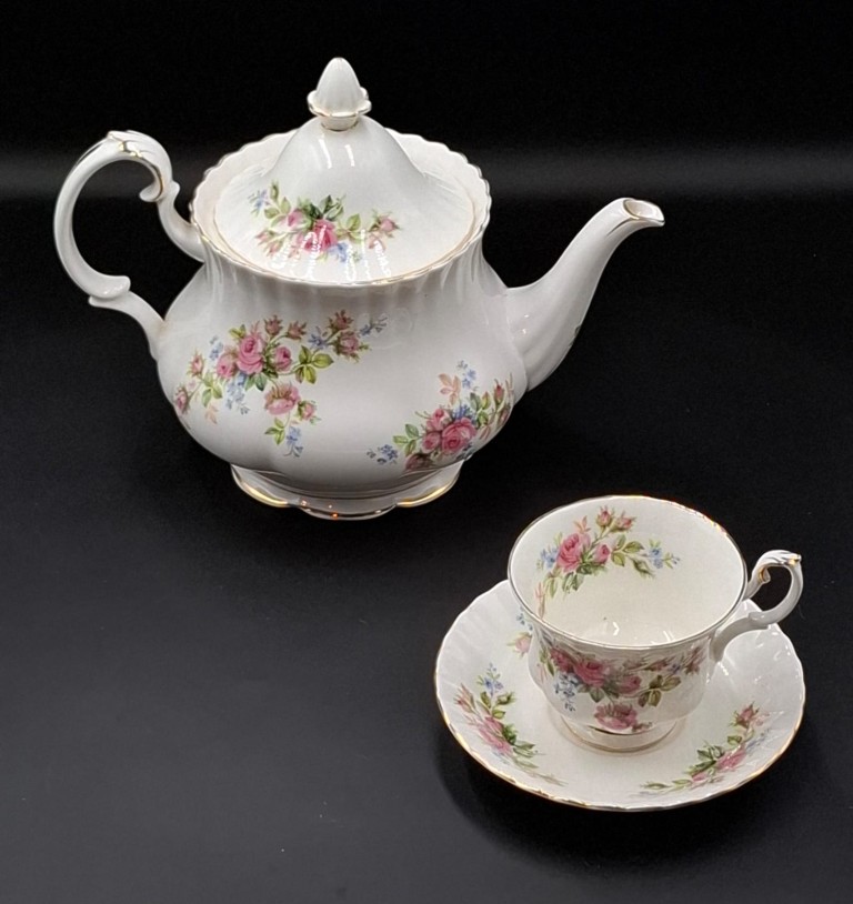 LOT 149 (32949) Est R5000 to R15000 – An Extensive Royal Albert Bone China Moss Rose pattern Dinner and Part Tea Service for Ten - Image 7