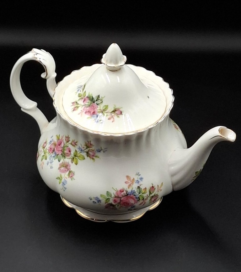 LOT 149 (32949) Est R5000 to R15000 – An Extensive Royal Albert Bone China Moss Rose pattern Dinner and Part Tea Service for Ten - Image 8