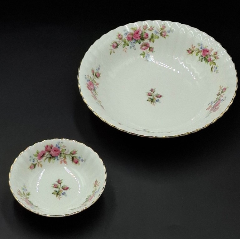 LOT 149 (32949) Est R5000 to R15000 – An Extensive Royal Albert Bone China Moss Rose pattern Dinner and Part Tea Service for Ten - Image 9