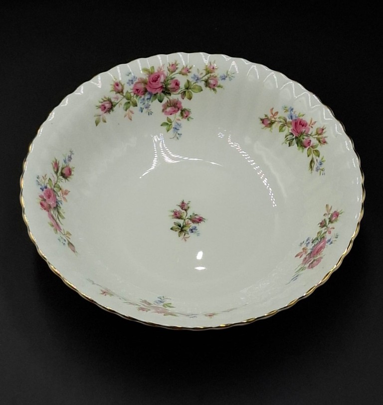 LOT 149 (32949) Est R5000 to R15000 – An Extensive Royal Albert Bone China Moss Rose pattern Dinner and Part Tea Service for Ten - Image 10