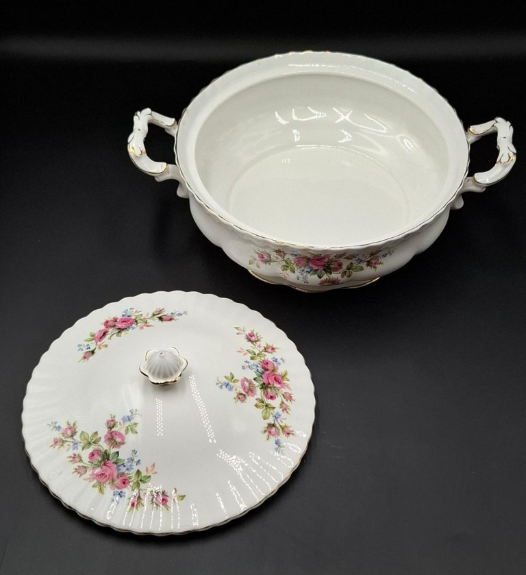 LOT 149 (32949) Est R5000 to R15000 – An Extensive Royal Albert Bone China Moss Rose pattern Dinner and Part Tea Service for Ten - Image 11