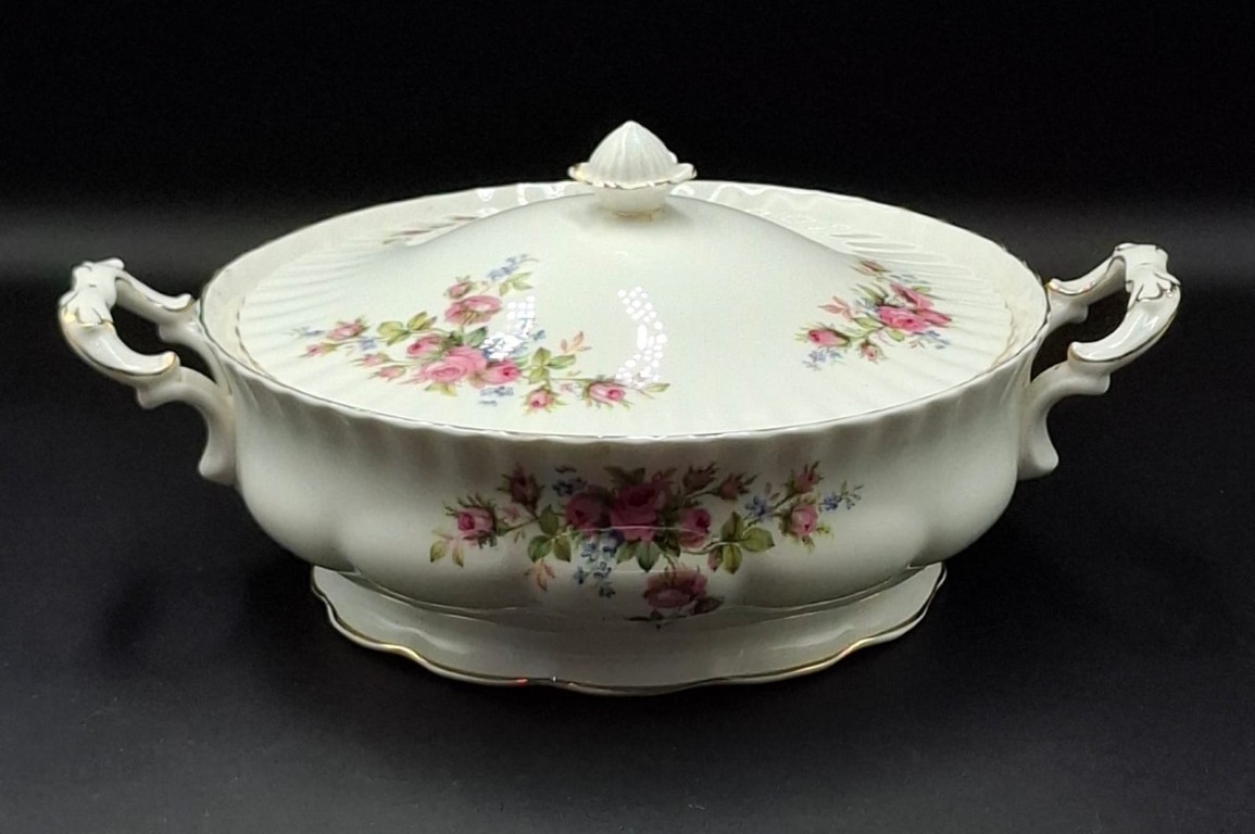 LOT 149 (32949) Est R5000 to R15000 – An Extensive Royal Albert Bone China Moss Rose pattern Dinner and Part Tea Service for Ten - Image 12