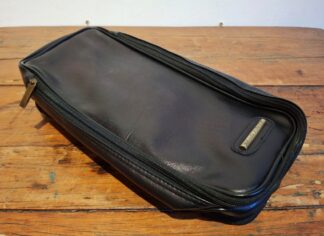 LOT 254 () Est R500 to R1500 - 1 x Rhode Island Leather Double Wine Carrier Bag