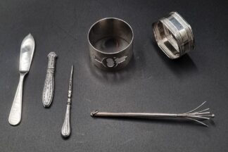 LOT 1 (32947) Est R500 to R1500 - A Collection of Silver Objet - A Vintage Sterling Silver Old English pattern Butter Spatule