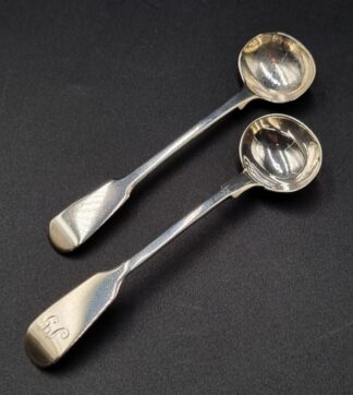 LOT 5 (32947) Est R300 to R600 - A George III Silver Fiddle pattern Salt Spoon