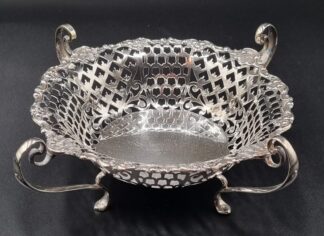 LOT 9 (32945) Est R3000 to R6000 - An Edward VII Silver Rococo-style footed Sweetmeats Basket in the Georgian taste