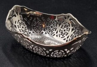 LOT 12 (32945) Est R500 to R1500 - A Dainty George V Silver Bonbon Dish in the Classical Style