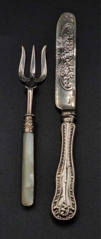 LOT 18 (32945) Est R500 to R1500 - An Edward VII Silver Rococo-style Hafted Butter Knife