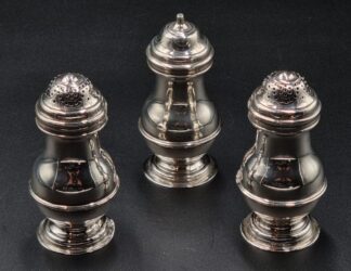 LOT 28 (32951) Est R4000 to R8000 - A Pair of George V Silver Georgian-style footed Pepperettes with Classical overtones