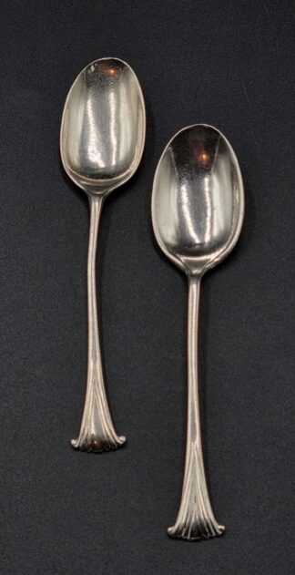 LOT 49 (3295416) Est R400 to R800 - 2 x Edward VII and George V Silver Onslow pattern Mocha Spoons
