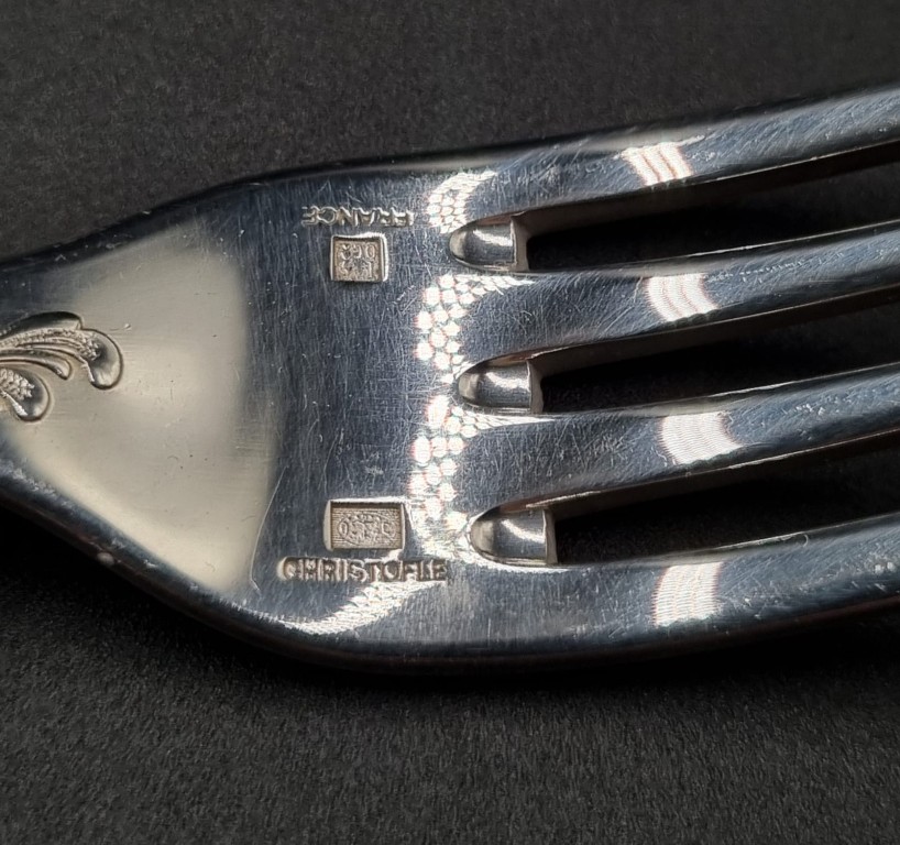 LOT 66 (33100) Est R15000 to R30000 – An Extensive Late 20th Century French Christofle Silverplated Marly pattern Flatware Service for Twelve (132pcs) - Image 3