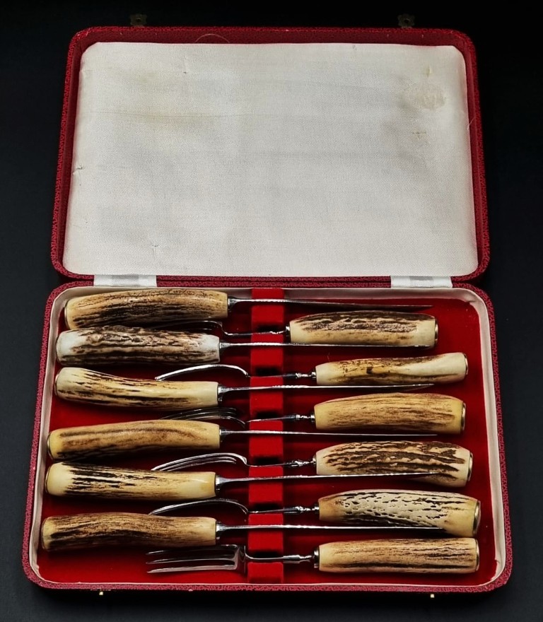 LOT 75 (33065) Est R500 to R1500 – A Set For 6 Mid 20th Century English Stag Horn Hafted Steak Knife/ Venison Set