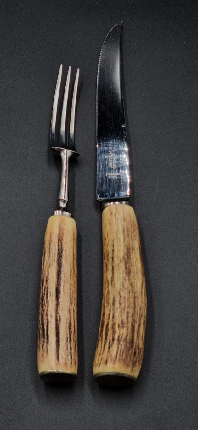 LOT 75 (33065) Est R500 to R1500 – A Set For 6 Mid 20th Century English Stag Horn Hafted Steak Knife/ Venison Set - Image 2