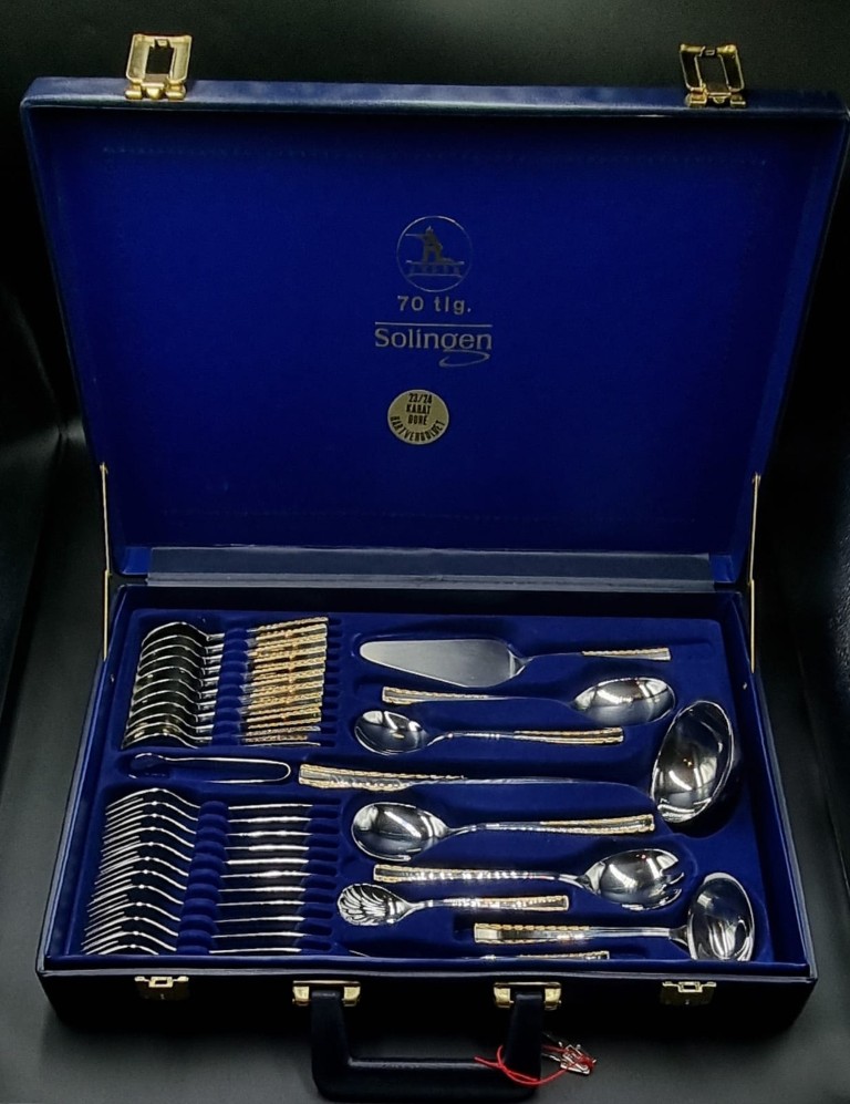 LOT 65 (329) Est R1000 to R3000 – A Fine German Stainless Steel 18/10 Jager Solingen Cutlery Service for Twelve with 23/24 Karat Hartvergoldet (Plated) Finishes circa 1990s (70pcs) - Image 2