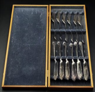LOT 86 (33047) Est R300 to R600 - A Mid 20th Century Sheffield EPNS Chevron pattern Fish Eater Set for Six