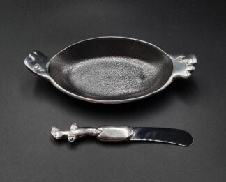 LOT 95 (33047) Est R300 to R600 - A Carrol Boyes Cast Aluminium Heads Paté Dish