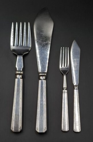 LOT 67 (32947) Est R500 to R1500 - An English EPNS Art Deco-style Setting for 6 Fish Eater Set