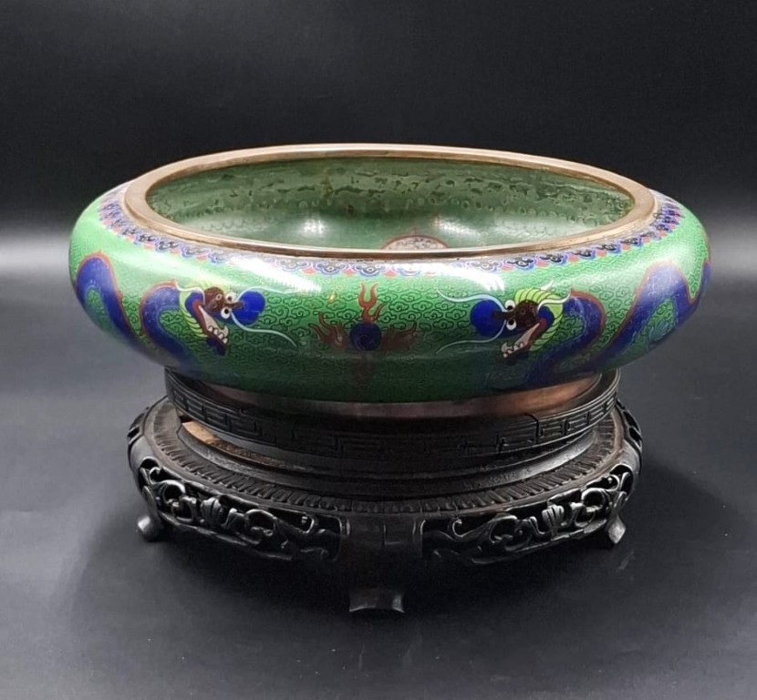 LOT 197 (32974) Est R500 to R1500 – An Early 20th Century Oriental Cloisonne Enamelled Famile Verte Floater Bowl
