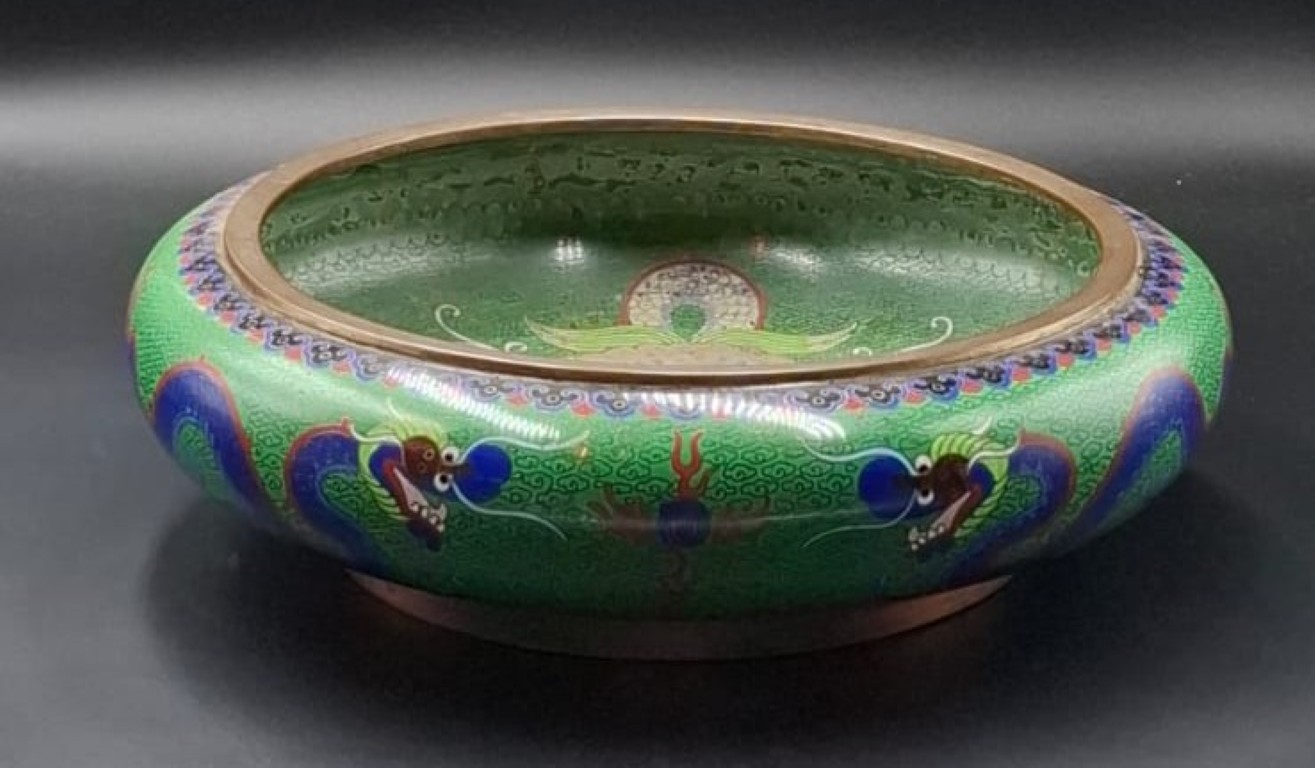 LOT 197 (32974) Est R500 to R1500 – An Early 20th Century Oriental Cloisonne Enamelled Famile Verte Floater Bowl - Image 2