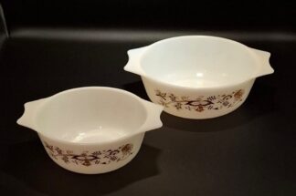 LOT 181 () Est R300 to R600 - A Graduated Set of 3 x Pyrex Milk Glass Serving Dishes/Mixing Bowls circa 1970s
