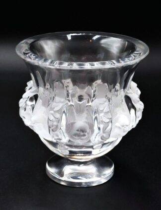 LOT 86 (32951) Est R1000 to R3000 - A Post-War French Lalique Cristal Dampierre Table Vase