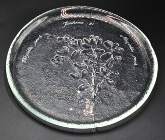 LOT 116 (33032) Est R300 to R600 - An Annual Finnish Humpplia Glass Floral pattern Christmas Plate (1981)