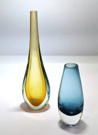 LOT 107 (32979) Est R400 to R800 - A Mid 20th Century Italian Murano Sommerso Glass Flower Vase, attributed to Flavio Poli (Italian 1900 -1984)