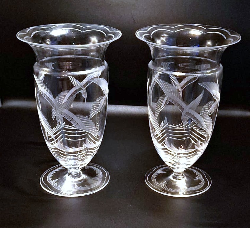 LOT 95 (32974) Est R1000 to R3000 – An Impressive and Scarce pair of Stuart and Sons Ltd (Stuart Crystal) Art Deco period (1925-1939) Seagulls and Waves pattern Pictorial Celery Vases/Sideboard Vases circa 1930-1935 - Image 2
