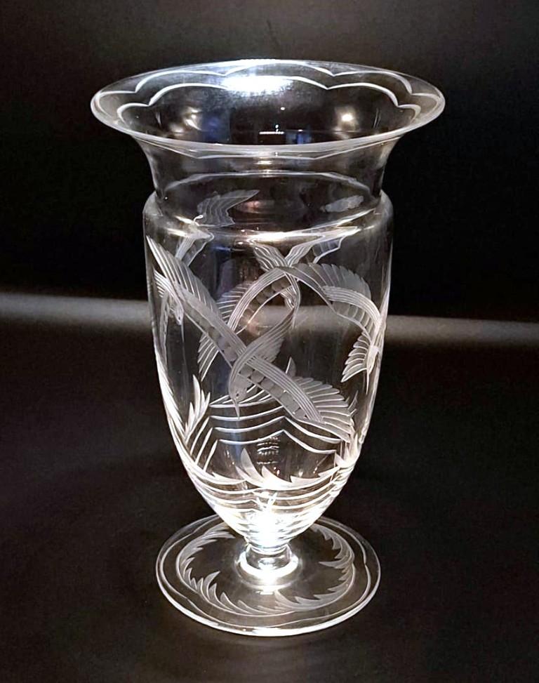 LOT 95 (32974) Est R1000 to R3000 – An Impressive and Scarce pair of Stuart and Sons Ltd (Stuart Crystal) Art Deco period (1925-1939) Seagulls and Waves pattern Pictorial Celery Vases/Sideboard Vases circa 1930-1935 - Image 3