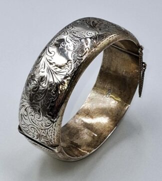 LOT 211 (3295160) Est R500 to R1500 - A Ladies Silver Hollow-cast Cuff Bangle
