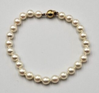 LOT 213 (3295162) Est R500 to R1500 - A Ladies Pearl Bracelet