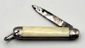 LOT 216 (3295165) Est R200 to R400 - A Novelty Ladies Mother-of-pearl and Nickel-plated folding Miniature Pen Knife