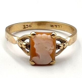 LOT 222 (3295171) Est R1000 to R3000 - A Ladies 9ct Yellow Gold Cameo Set Ring