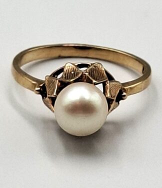 LOT 224 (3295173) Est R1000 to R3000 - A Young Ladies 9ct Yellow Gold Solitaire Ring