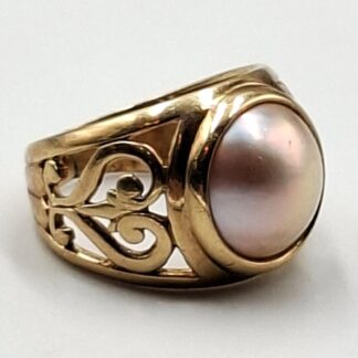 LOT 225 (3295174) Est R3000 to R6000 - A Ladies 9ct Yellow Gold Mabe Pearl Set Dress Ring