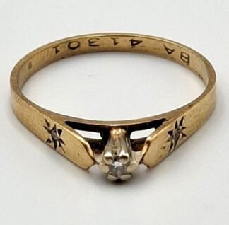 LOT 227 (3295176) Est R500 to R1500 - A Dainty Ladies 9ct Yellow Gold Gypsy-style Ring