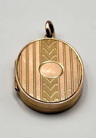 LOT 228 (3295177) Est R3000 to R6000 - A Ladies 9ct Yellow Gold Oval Pendant Locket