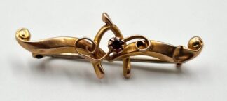 LOT 232 (3295181) Est R500 to R1500 - An Edwardian Ladies 9ct Scroll and Wishbone Lace Pin